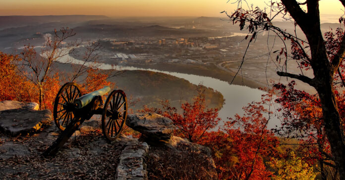 A Civil War-era cannon overlooks the modern day city of Chattanooga. Image by David Mark from Pixabay.